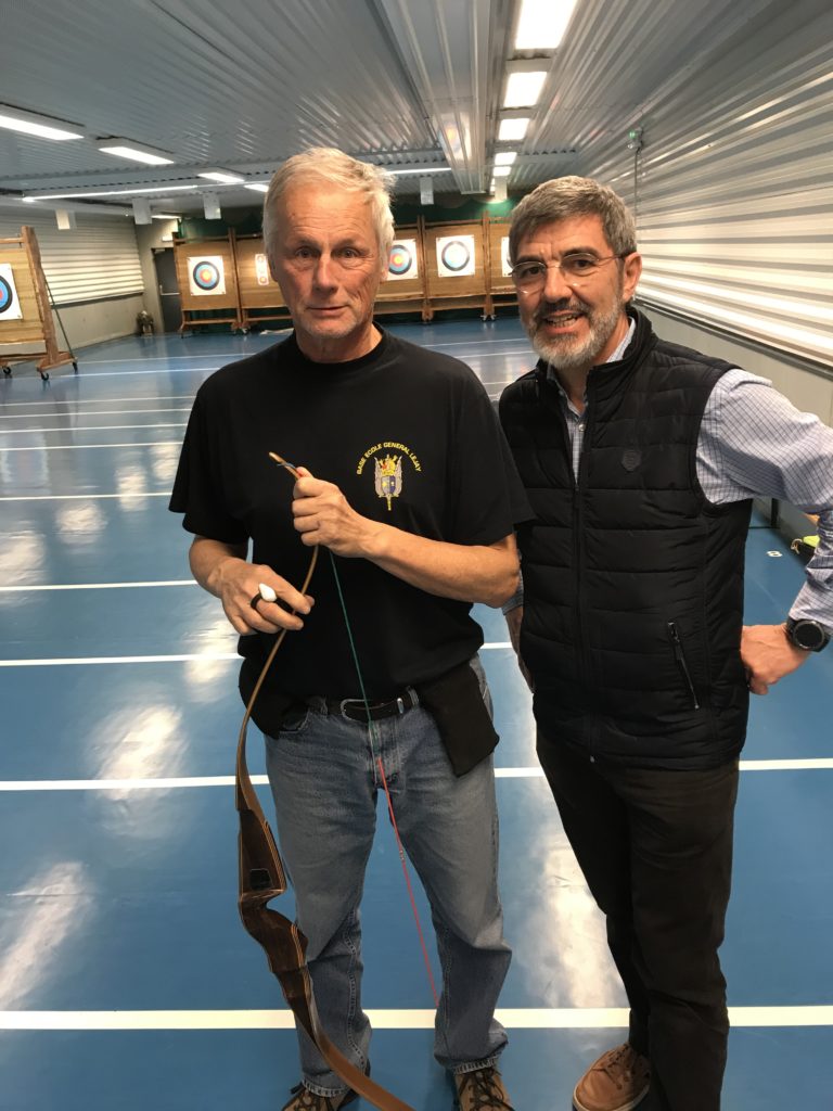 Jean-Michel Cléroy accompagné de Michel, archer du club de tir à l'arc d'Épinal, dans notre salle à la Halle des Sports.
